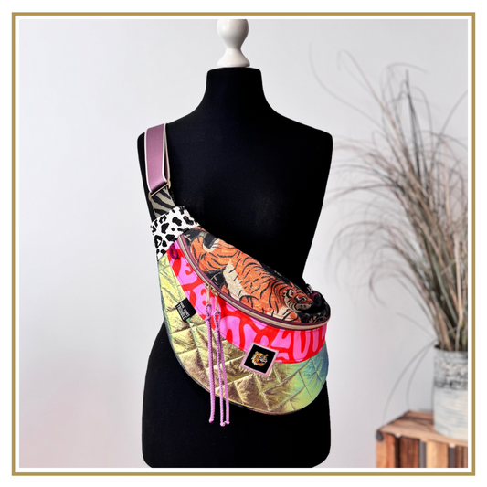 MOONBAG - BIG - Canvas Tiger / Softshell LOVE / Stepp gold metallic